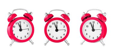 İzole edilmiş beyaz arkaplanda klasik saat, işaretli saat, kırmızı alarm saati.