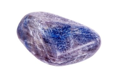 Beyaz zemin üzerinde safir mineral taşı. Yakın plan.