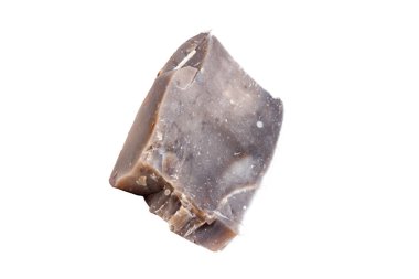 Kayadaki Flint mineral taşı, beyaz arka planda. Yakın plan.