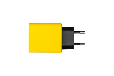 USB ve Tip C konnektörlü şarj cihazı, sarı, izole edilmiş veya beyaz arka plan yakın plan