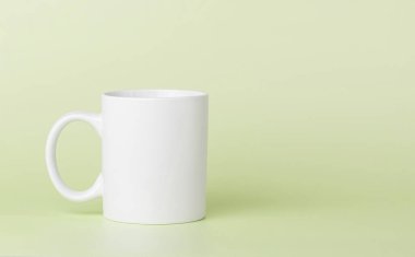 Çay için beyaz kupa ya da yakın plan sarı bir fonda kahve.