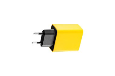 USB ve Tip C konnektörlü şarj cihazı, sarı, izole edilmiş veya beyaz arka plan yakın plan