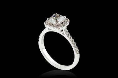 Beyaz metal yüzük, gümüş, altın elmas kaplama elmas kaplama yakın plan