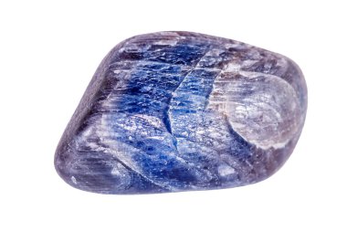 Beyaz zemin üzerinde safir mineral taşı. Yakın plan.
