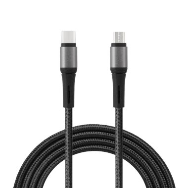 Beyaz izole edilmiş arkaplanda C-C ve Micro USB bağlantıları ile şarj ve senkronizasyon için siyah kablo
