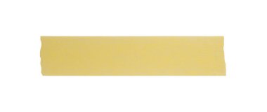 Sarı boya bandı beyaz arka planda izole edilmiş, makro. Beyaz arka planda, yırtık, buruşuk, bükülmüş sarı boya bantları, yakın plan..