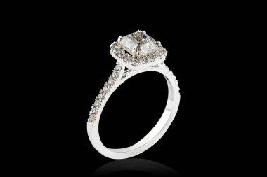 Beyaz metal yüzük, gümüş, altın elmas kaplama elmas kaplama yakın plan