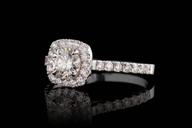 Beyaz metal yüzük, gümüş, altın elmas kaplama elmas kaplama yakın plan