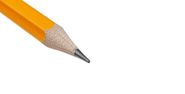Keskinleştirilmiş sarı grafit uçlu beyaz arka planda makro bir fotoğraf. Sanat aletleri ve detaylı projeler için mükemmel. Kapat.