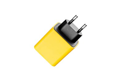 USB ve Tip C konnektörlü şarj cihazı, sarı, izole edilmiş veya beyaz arka plan yakın plan