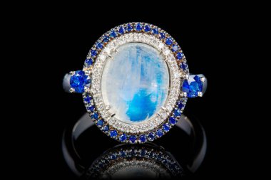 Ay taşlı beyaz altın yüzük, safir, yakın plan siyah elmaslar.