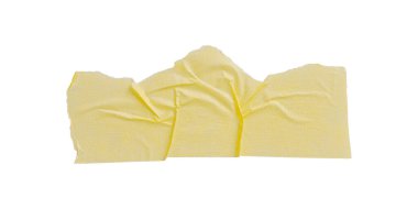 Sarı boya bandı beyaz arka planda izole edilmiş, makro. Beyaz arka planda, yırtık, buruşuk, bükülmüş sarı boya bantları, yakın plan..