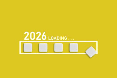 2026 Sarı arkaplan üzerine metin yükleniyor. Ticari planlama, mali eğilimler ve gelecekteki ekonomik kavramlar için ideal, kapat