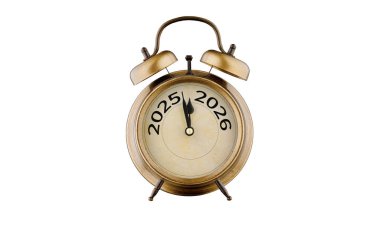 2025-2026 yılları arasında, beyaz izole edilmiş arka planda yeni yıl vardiyasını ön plana çıkaran altın alarm saati. Festival, zaman ve tasarım kavramları için ideal.. (