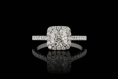 Beyaz metal yüzük, gümüş, altın elmas kaplama elmas kaplama yakın plan