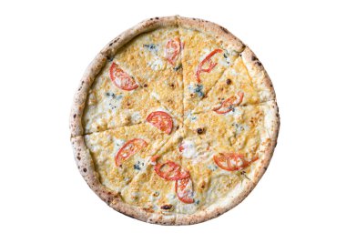 Eritilmiş mozzarella, parmesan, gorgonzola ve çıtır çıtır çedar peynirli dört peynirli pizzayı yakın. Yemek blogları, menüler ve mutfak projeleri için mükemmel..