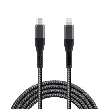 Aydınlatma ve mikro USB bağlantıları ile yakın plan beyaz izole edilmiş arkaplanda şarj ve senkronizasyon için siyah kablo