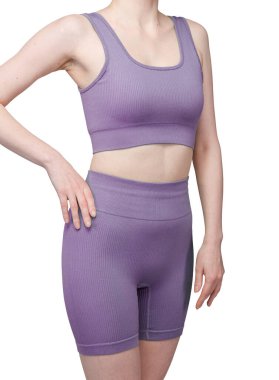 Gri kurdeleli atletik giysili bir kadının poposunun detaylı görüntüsü. Yüksek bel şort onun kıvrımlarını vurguluyor. Kumaşın tırtıklı dokusu açıkça görülüyor. Stüdyo ışıklandırması, beyaz arka plan. Spor kıyafetleri ve fitness reklamları için uygun. 