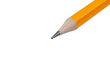 Keskinleştirilmiş sarı grafit uçlu beyaz arka planda makro bir fotoğraf. Sanat aletleri ve detaylı projeler için mükemmel. Kapat.