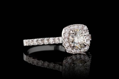 Beyaz metal yüzük, gümüş, altın elmas kaplama elmas kaplama yakın plan