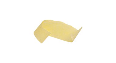 Sarı boya bandı beyaz arka planda izole edilmiş, makro. Beyaz arka planda, yırtık, buruşuk, bükülmüş sarı boya bantları, yakın plan..