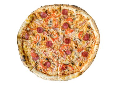 Pastırmalı etli pizza ve erimiş peynirli salam çok cazip bir yakın çekim görüntüsü sunuyor. Zengin lezzetleri onu yiyeceklerle ilgili içerik için mükemmel kılıyor..