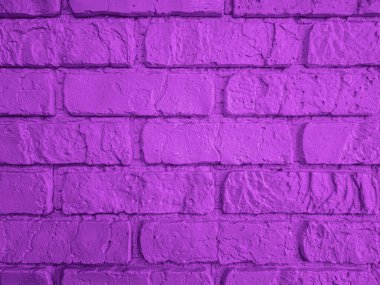 Sert bir yüzeye sahip mor tuğla duvar dokusu iç dekorasyonu güçlendirir. Kalın rengi çarpıcı ve şık bir atmosfer yaratır..