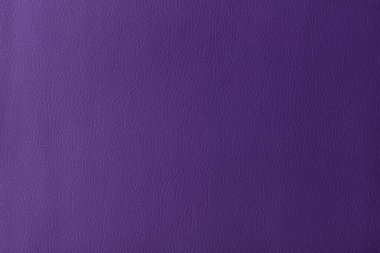 Gerçek deri dokusu, yapay deri menekşe, mor arka plan.