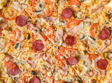 Pastırmalı etli pizza ve erimiş peynirli salam yemek pişirme ilhamı için mükemmeldir. İçten gelen malzemeleri yemek pişirme vitrinini yükseltir..