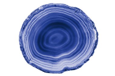 Beyaz arka planda beyaz damarları olan boyalı mavi agate dilimi dekor ve el işi projeleri için uygun. Katmanlı dokusu çeşitli tasarımlara doğal bir zarafet katıyor..