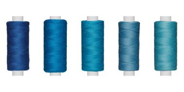 Beyaz arka planda mavi, mavi, açık mavi renkli bir ağ örgüsü. El işi, dikiş ya da tasarım projeleri için ideal.