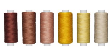 Kahverengi, bej, sarı renkli renkli bir ağ, izole edilmiş beyaz bir arkaplanda göze çarpıyor. Tekstil tasarımı ve sanatsal gösterimler için mükemmel.