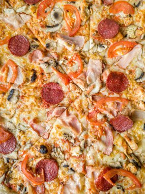 Pastırmalı etli pizza ve erimiş peynirli salam yemek pişirme ilhamı için mükemmeldir. İçten gelen malzemeleri yemek pişirme vitrinini yükseltir..