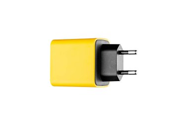 USB ve Tip C konnektörlü şarj cihazı, sarı, izole edilmiş veya beyaz arka plan yakın plan