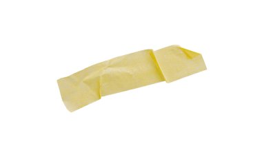 Sarı boya bandı beyaz arka planda izole edilmiş, makro. Beyaz arka planda, yırtık, buruşuk, bükülmüş sarı boya bantları, yakın plan..