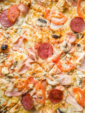 Pastırmalı etli pizza ve erimiş peynirli salam restoran menüleri için idealdir. Lezzetli cazibesi yemek müşterilerini zahmetsizce cezbediyor..