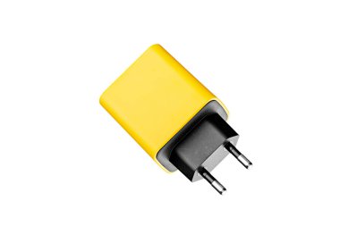 USB ve Tip C konnektörlü şarj cihazı, sarı, izole edilmiş veya beyaz arka plan yakın plan