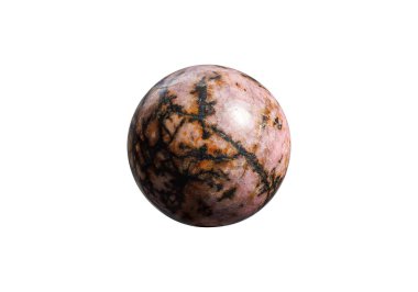 Pembe çizgiler ve pürüzsüz bir cilalama ile vurgulanmış, beyaz izole bir zemin üzerinde canlı siyah bir rhodonit topu. Manevi dekor ya da mücevher gösterimi için mükemmel.