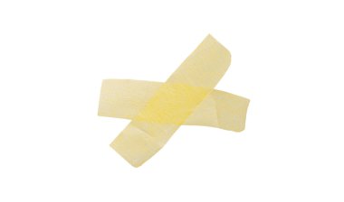 Sarı boya bandı beyaz arka planda izole edilmiş, makro. Beyaz arka planda, yırtık, buruşuk, bükülmüş sarı boya bantları, yakın plan..