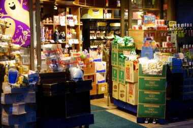 Tokyo, Japonya - 12 Ekim 2018: Karmaşık bir yol yüzeyine bakan muhtelif mal pazarının önünde depo