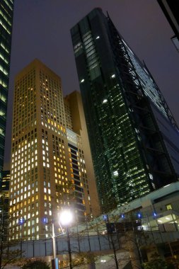 Tokyo, Japonya - 17 Ekim 2018: Futuristik Shinbashi Shiodome Binası, yanıp sönen asansörler, aşağıdan geçen raylar