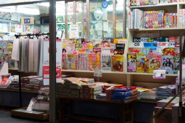 Tokyo, Japonya - 18 Ekim 2018: Şehir merkezindeki bir gece işindeki ışıklarla dolu bir kitapçının içi