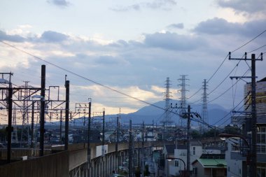 Tokyo 'nun Japon taşra caddelerinin alacakaranlık manzarası