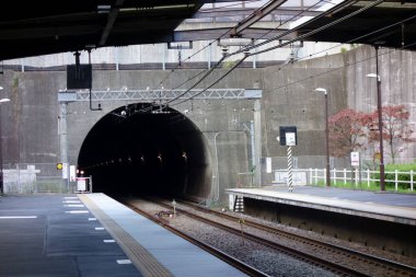 Şehirdeki tren istasyonu, platforma giden tünel deseni.