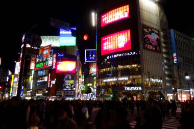 Tokyo, Japonya - 22 Ekim 2018 Shibuya İstasyonu 'nun önündeki gece manzarası, ünlü kavşağın yanında.