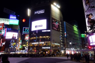Tokyo, Japonya - 22 Ekim 2018 Shibuya İstasyonu 'nun önündeki gece manzarası, ünlü kavşağın yanında.