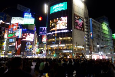 Tokyo, Japonya - 22 Ekim 2018 Shibuya İstasyonu 'nun önündeki gece manzarası, ünlü kavşağın yanında.