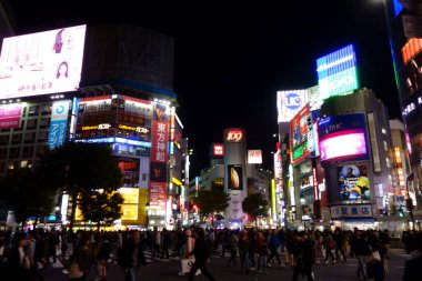 Tokyo, Japonya - 22 Ekim 2018 Shibuya İstasyonu 'nun önündeki gece manzarası, ünlü kavşağın yanında.