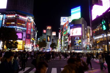 Tokyo, Japonya - 22 Ekim 2018 Shibuya İstasyonu 'nun önündeki gece manzarası, ünlü kavşağın yanında.