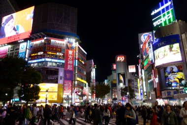 Tokyo, Japonya - 22 Ekim 2018 Shibuya İstasyonu 'nun önündeki gece manzarası, ünlü kavşağın yanında.